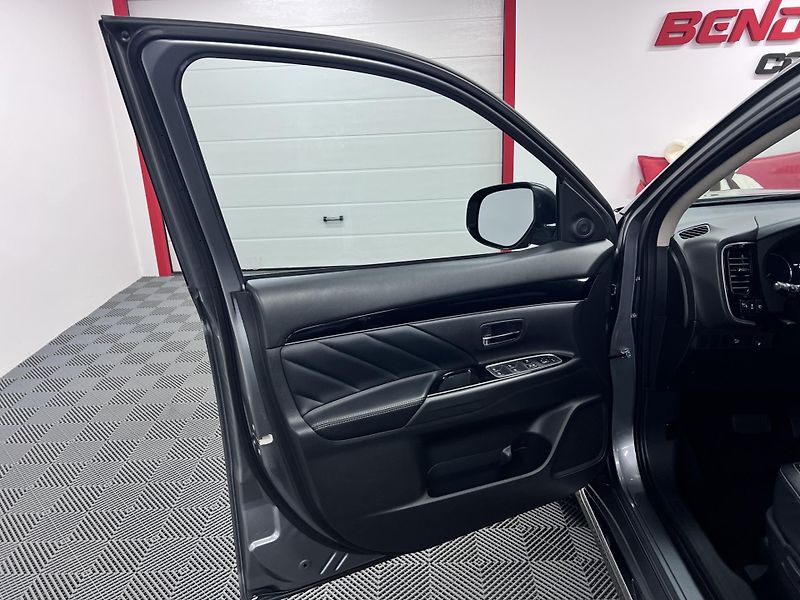 Mitsubishi Outlander 2.4 PHEV 165 kW, 4x4, 2020 - fotka 10 z 38