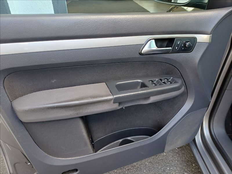 Volkswagen Touran 1,9 TDI 77kW,2x kola - fotka 17 z 25