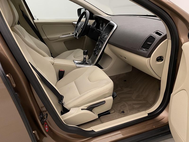 Volvo XC60 D4 AWD MOMENTUM CZ - fotka 23 z 45