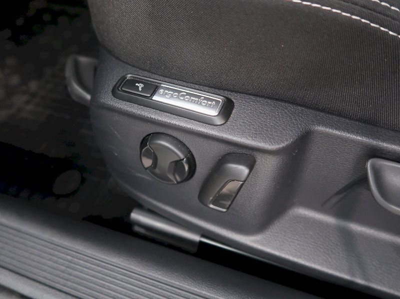 Volkswagen Passat (2024) BUSINESS 1.5TSI EVO DSG - fotka 14 z 36