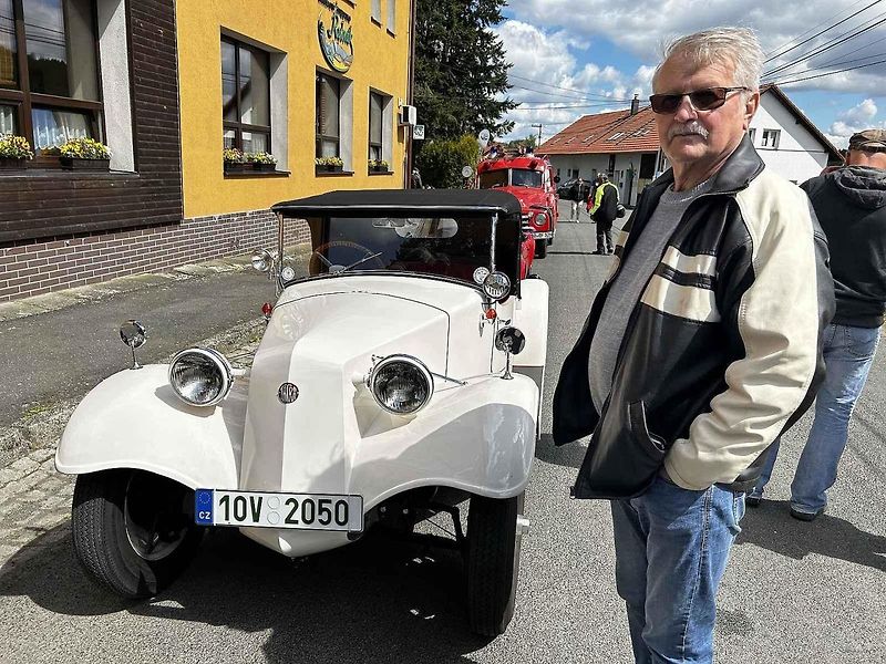Jízda historických vozidel po Pašeráckých stezkách v obci Rybník.