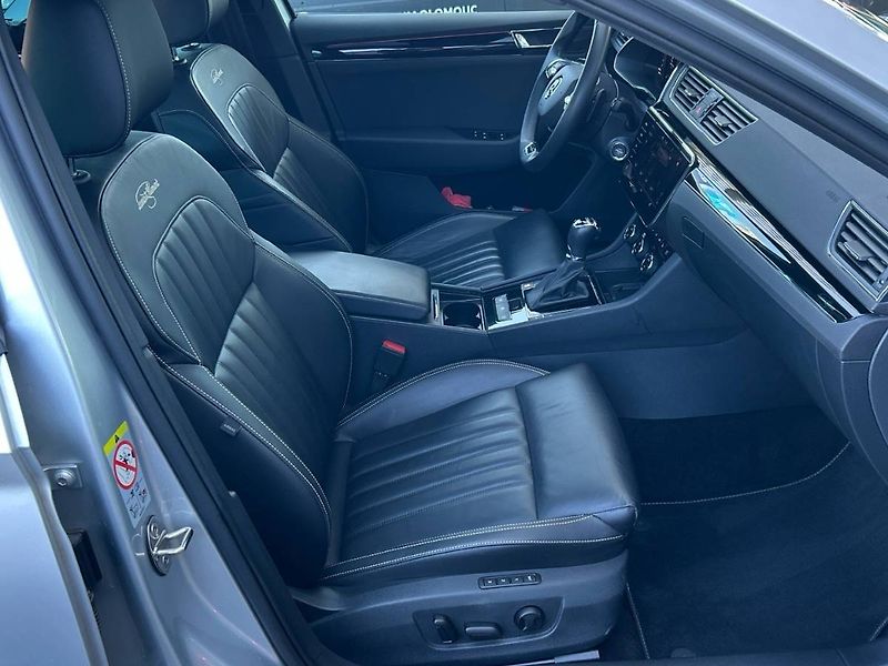 Škoda Superb (2021) kombi 2.0 TDI 7DSG 4x4 Laurin - fotka 19 z 35