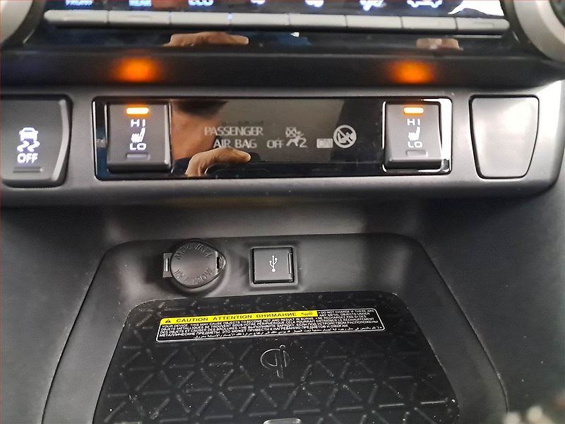 Toyota RAV4 (2020) 2.5 Hybrid - fotka 16 z 19