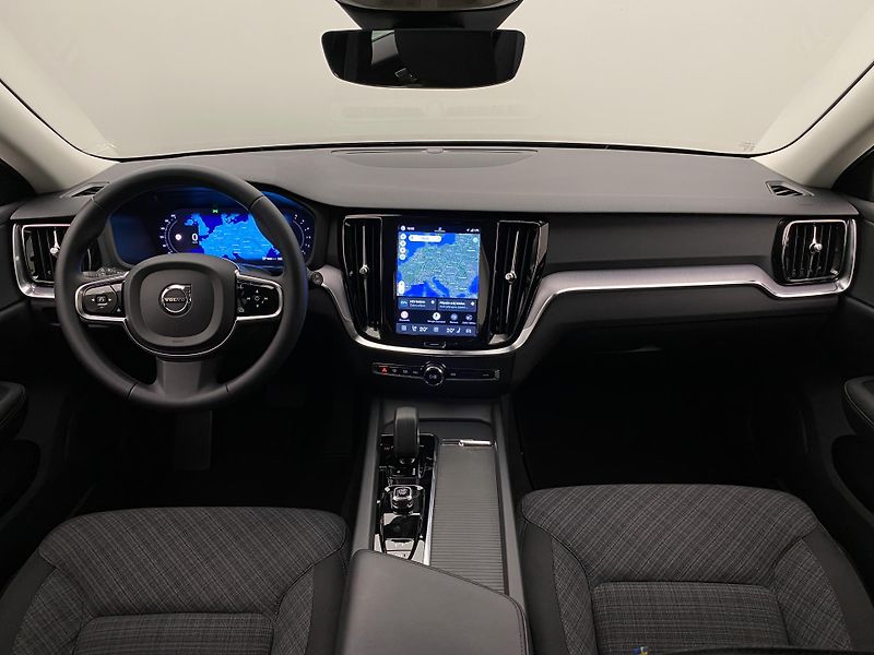 Volvo V60 CC B4 AWD CORE AUT CZ - fotka 2 z 54