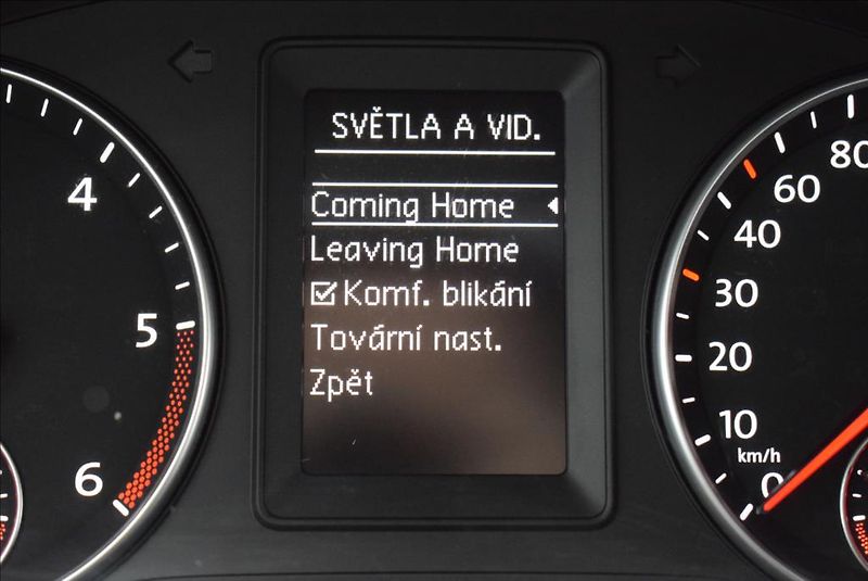 Volkswagen Touran 1,6 TDi, 7-míst,NAVI,1.maj., - fotka 23 z 29