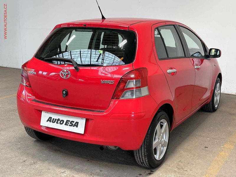 Toyota Yaris (2010) 1.0 i, ČR, STK10/28, AC - fotka 4 z 15