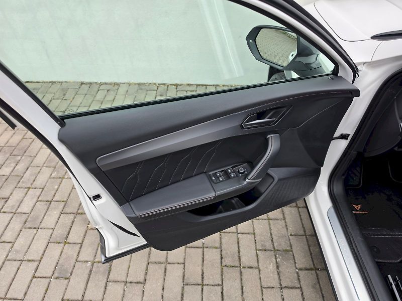 Cupra Formentor (2022) 2.0TSI 140KW DSG 4DRIVE - fotka 24 z 33