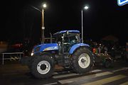 Zemědělci ze Slánska, Lounska i Karlových Varů vyjeli do Prahy ve dvě hodiny ráno ze shromaždiště ve Vítově. Na snímku je traktor New Holland.