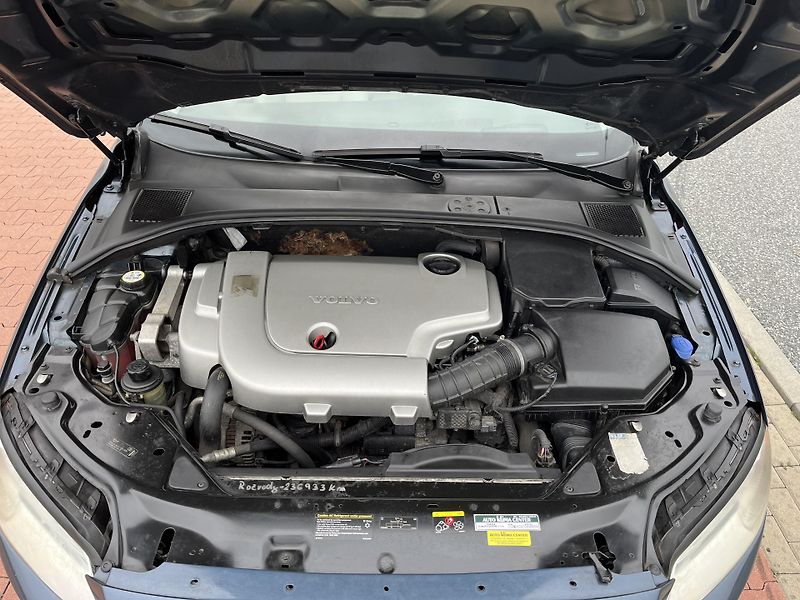 Volvo V70 2.4 D5 136 kW Automat - fotka 27 z 30
