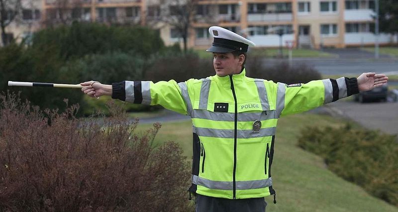 Ilustrační foto. Křižovatka řízená policistou.