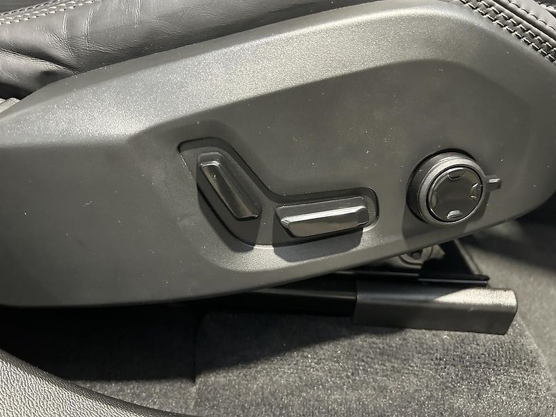 Volvo XC60 2.0  B4 4x4 ULTIMATE - fotka 23 z 48