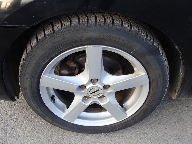 Toyota Prius 1.5i/E, 57 kW, REZERVACE - fotka 30 z 30