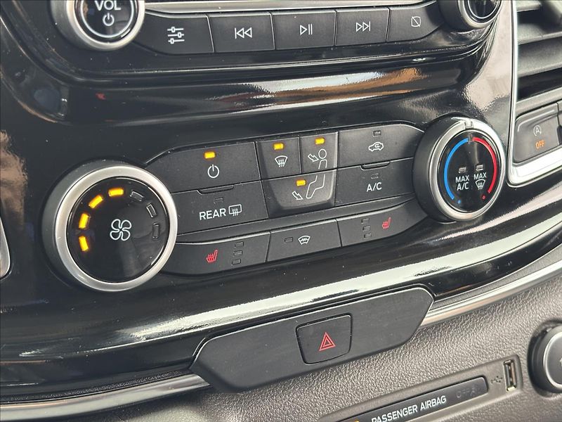 Ford Tourneo Custom 2,0 EcoBlue 136kW TitaniumX L2 - fotka 36 z 42