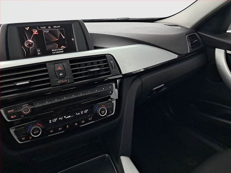 BMW Řada 3 (2016) 320 d, Automat, Tempomat - fotka 12 z 24