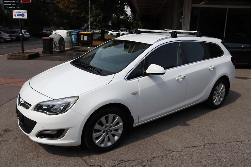 Opel Astra Opel Astra J Sports Tourer 1.7 - fotka 19 z 54
