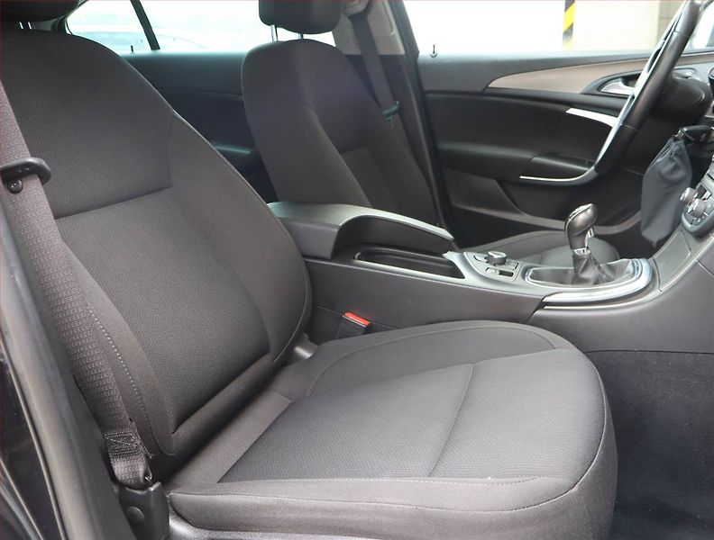 Opel Insignia (2011) 1.4 Turbo, Navi, Tempomat - fotka 9 z 14