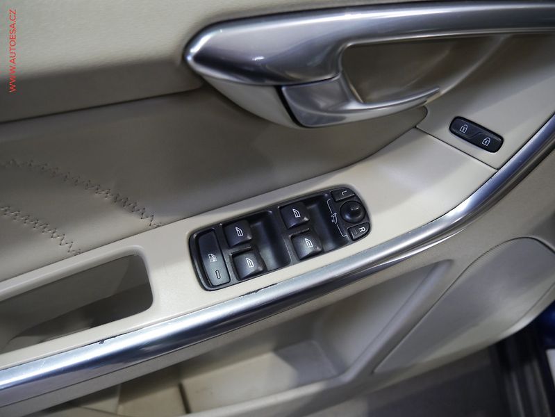 Volvo XC60 (2013) 2.4d 4x4, ČR, Xenon, kůže - fotka 11 z 15