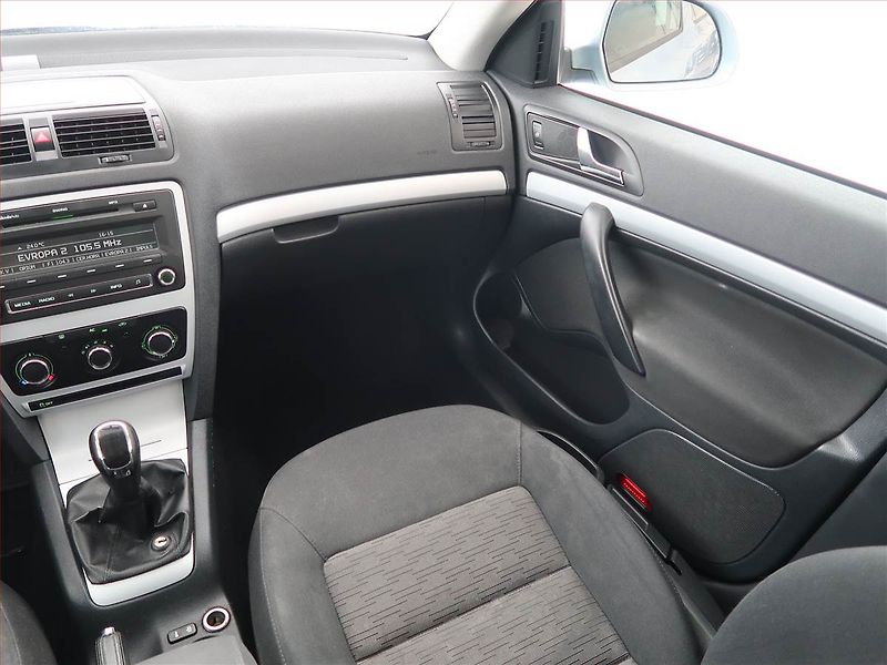 Škoda Octavia (2011) Ambiente 1.2 TSI, Serv.kniha - fotka 8 z 17