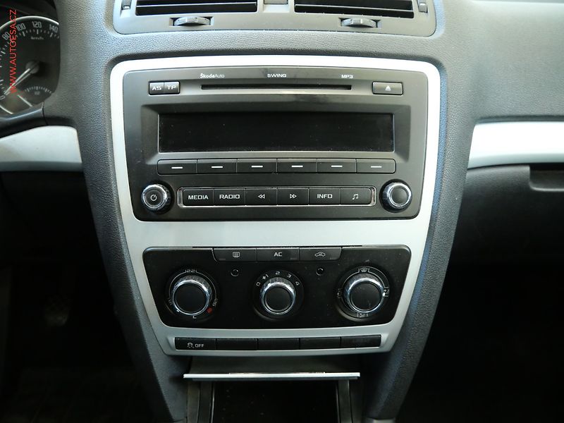 Škoda Octavia (2010) 1.6 TDi, Ambiente, +kola - fotka 13 z 18