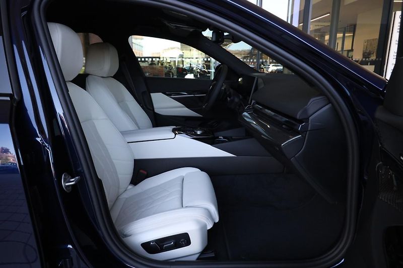 BMW Řada 5 540d xDrive Touring - fotka 14 z 18