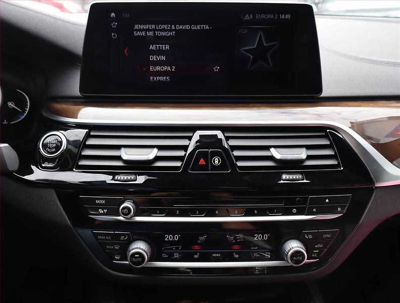 BMW Řada 5 (2017) 530d xDrive - fotka 12 z 27