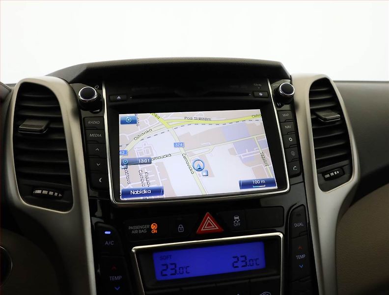Hyundai i30 (2016) 1.6 GDI, Automat, Kůže, Navi - fotka 15 z 16