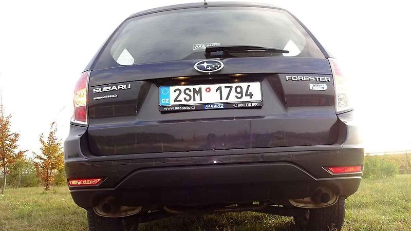 Tato podoba kapoty je typická pro všechny turbomotory foresteru.
