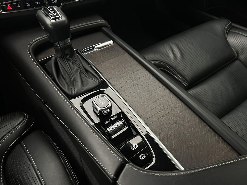 Volvo V90 CC D5 AWD PRO CZ 1. maj. - fotka 24 z 44