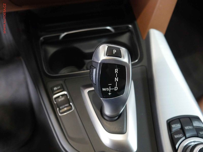BMW Řada 3 (2016) 2.0 TDI GT, AT, LED, kůže - fotka 20 z 23