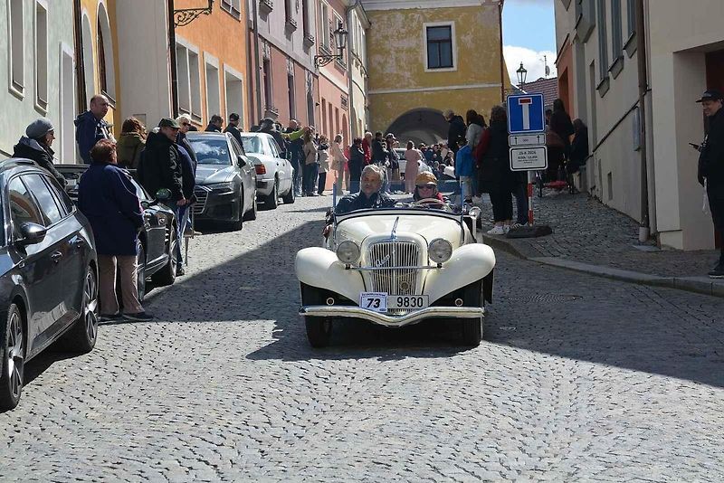 Automobiloví a motocykloví veteráni se vydali v neděli na tradiční jízdu Ze zámku na hrad. Start byl na Horním náměstí v Přerově, kde si lidé užili bohatý program.