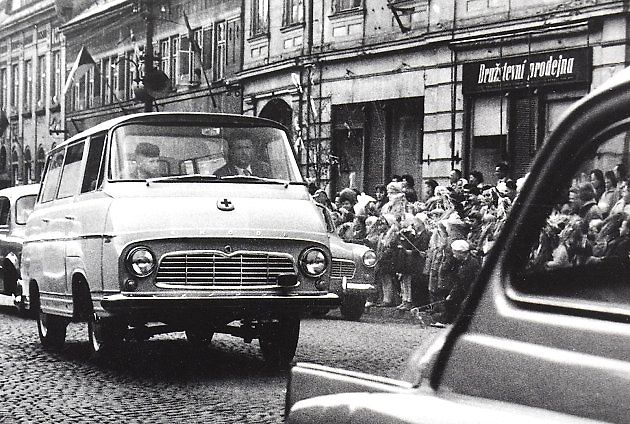 V květnu 1962 se už prototyp sanitky objevil při prvomájových oslavách., zdroj: Se svolením Škoda Auto
