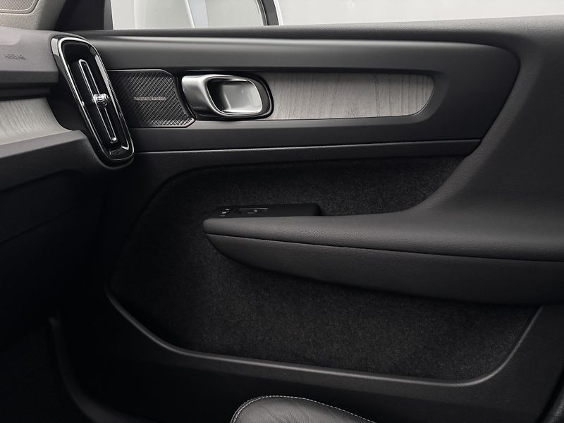 Volvo XC40 B4 AWD ULTIMATE CZ - fotka 30 z 49