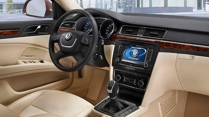 Peugeot 607.