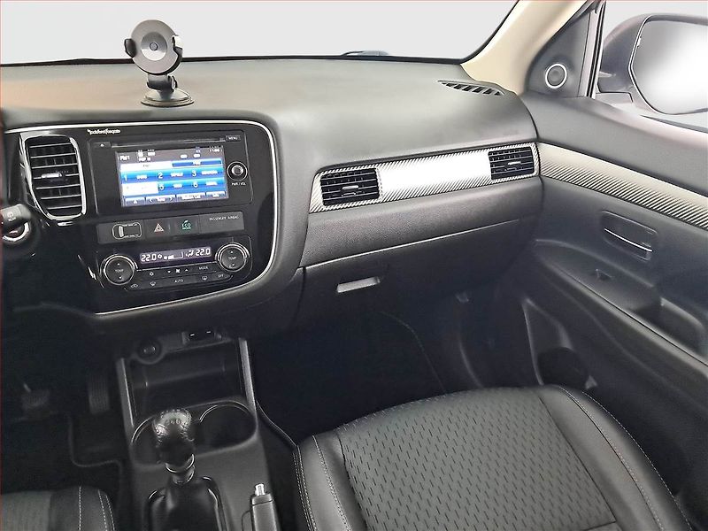 Mitsubishi Outlander (2016) 2.2 DI-D, 4X4, 7 míst, ČR - fotka 8 z 20