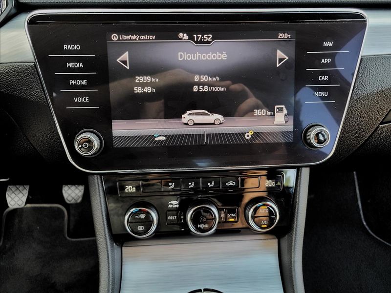 Škoda Superb 1,5 zálohováno - fotka 27 z 50