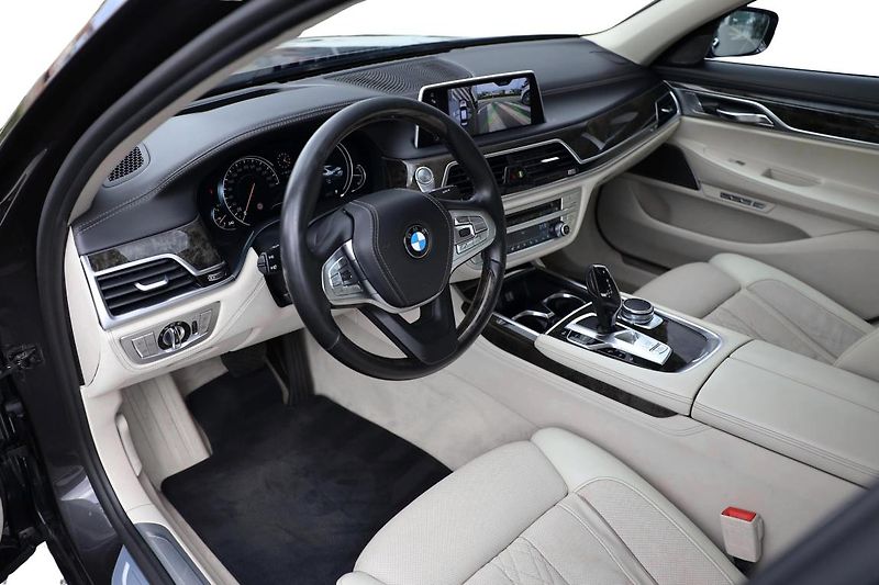 BMW Řada 7 750Li xDrive - fotka 11 z 25