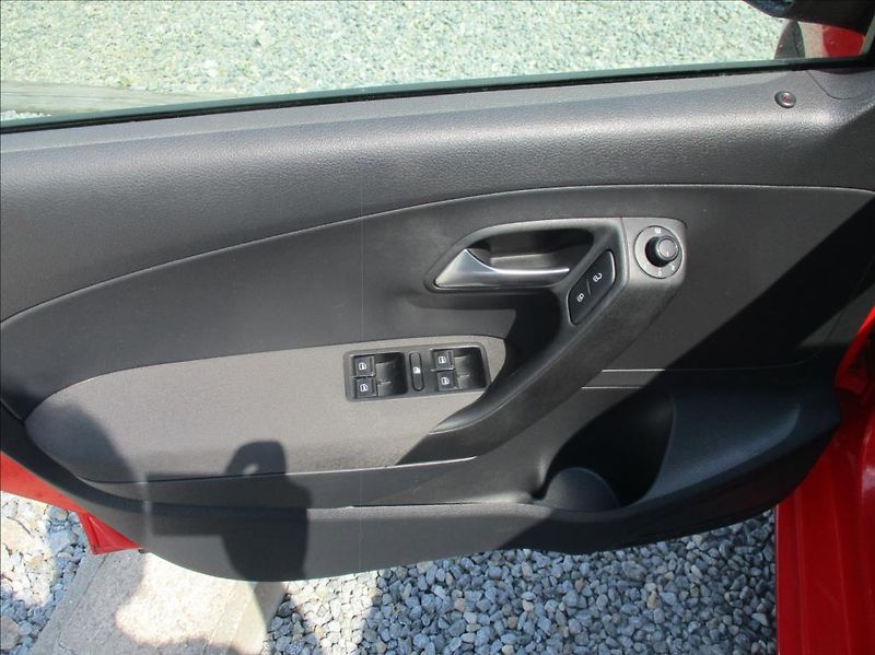 Volkswagen Polo 1,2 TSi, klima, serv. kniha, - fotka 11 z 25