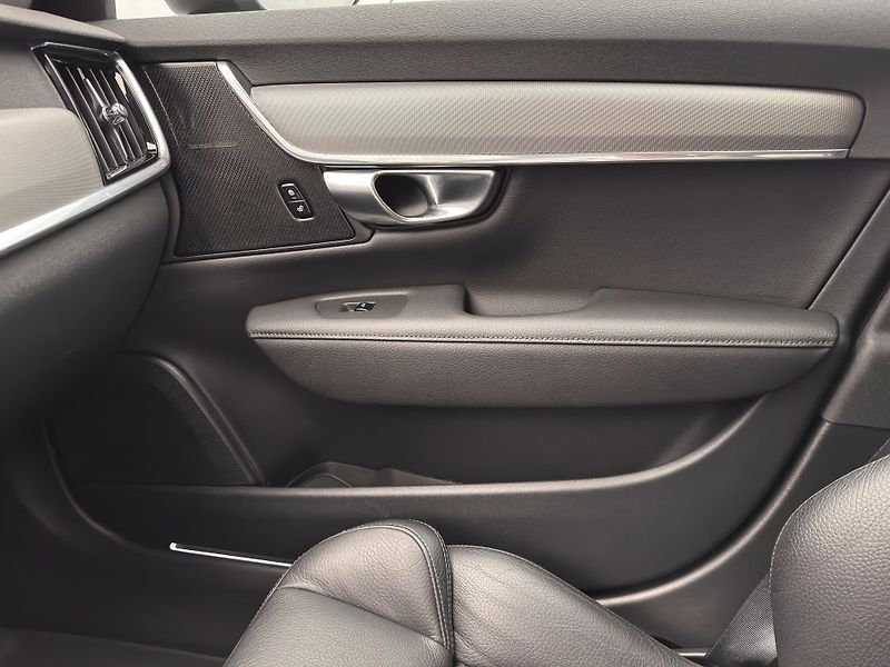 Volvo V90 CC D4 AWD MOMENTUM PRO  - fotka 31 z 47