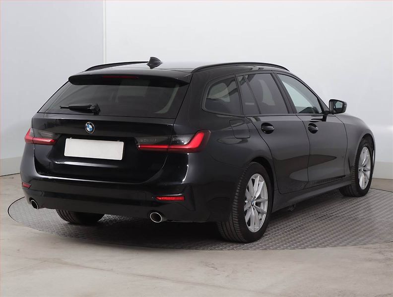 BMW Řada 3 (2022) Advantage 320 d, Automat - fotka 5 z 22