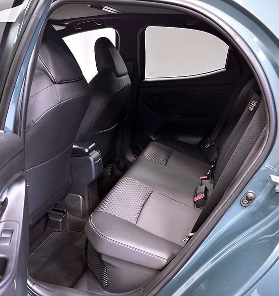 Toyota Yaris 1.5 Hybrid AT EXECUTIVE VIP SK - fotka 11 z 18