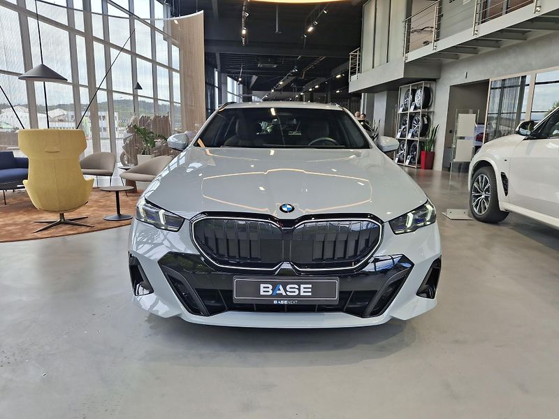 BMW Řada 5 520d xDrive Touring M-Sport - fotka 2 z 34