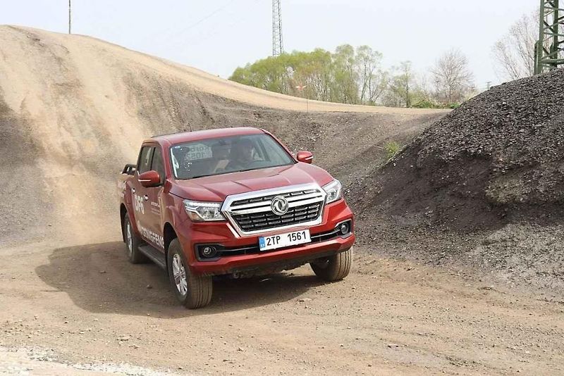 Ford Ranger Raptor versus Dongfeng DF6.
