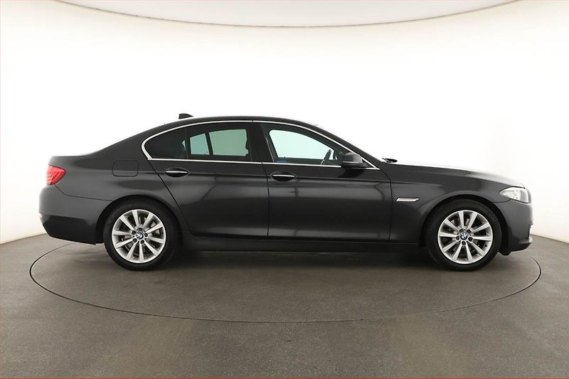 BMW Řada 5 (2013) 520d xDrive, 4X4, Automat, ČR - fotka 6 z 20