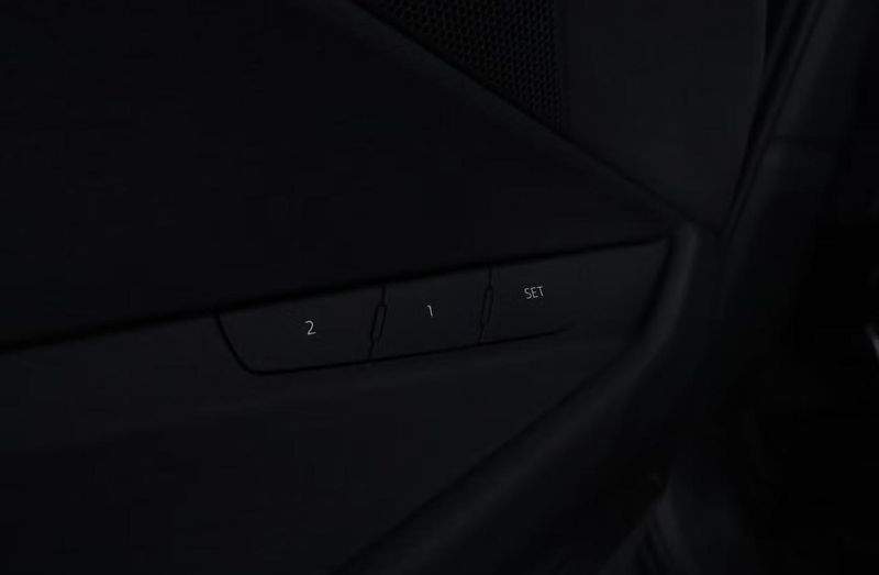 Audi Q8 e-tron 55 Quattro Kam LED Vzduch - fotka 29 z 32