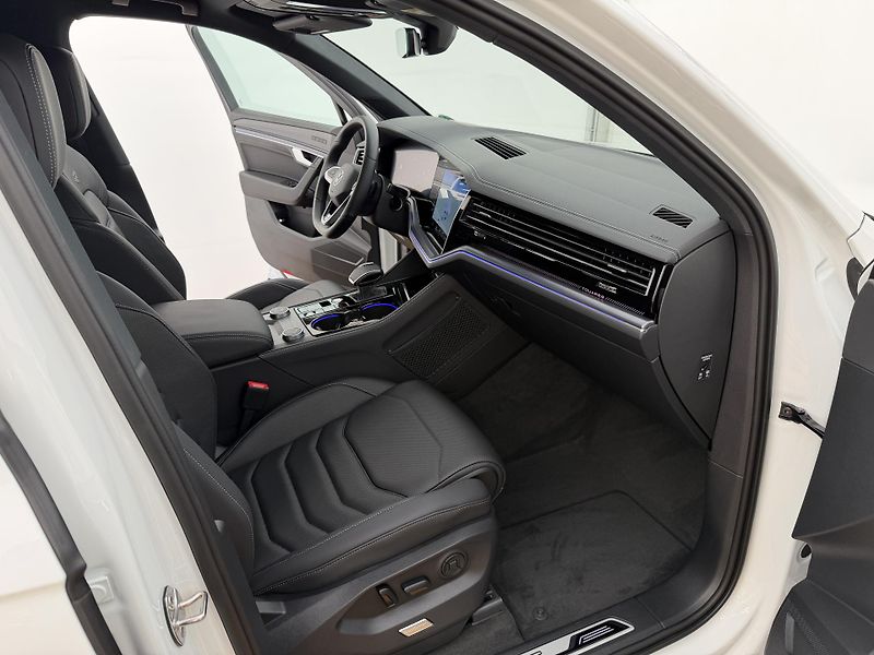 Volkswagen Touareg 3.0Tdi*1-MAJ*DPH*R-LINE*HUD* - fotka 20 z 49