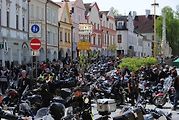 Třeboňské Masarykovo náměstí bylo motorkami doslova našlapané. Stovkám strojů požehnal tamní kaplan Jiří Kalaš.