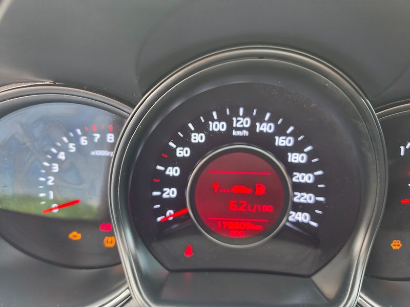 Kia Ceed (2015) 1.4 i TOP STAV - fotka 11 z 23