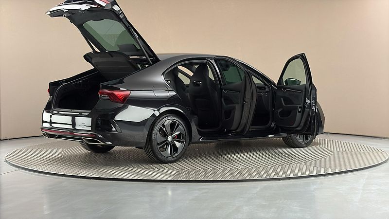 Škoda Octavia 2.0 TDI DSG RS - fotka 6 z 33