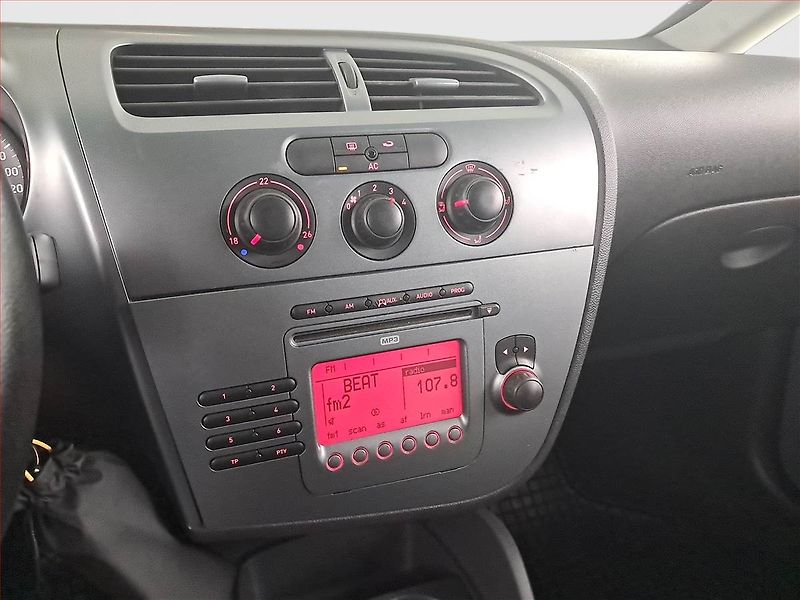 Seat Leon (2008) 1.4, nová STK, rezervace - fotka 12 z 16
