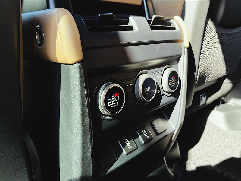 Land Rover Defender 110 V8 P425 X-DYNAMIC HSE - fotka 32 z 35